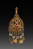 Earring with Vishnu riding Garuda; circa 1600; gold set with jewels and semi-precious stones; overall: 2.6 cm; from Nepal; Cleveland Museum of Art (Cleveland, USA)