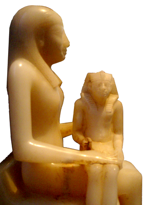 تمثال من الألباستر لكل من عنخ إسن مري رع الثانية وابنها پپي الثاني, يوجد الآن في متحف بروكلين.