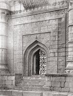 Close view of the doorway of the Mehtar Mahal, Bijapur.jpg