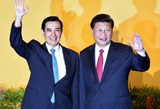 لقاء ما يينگ-جيوو (يسار) وشي جن‌پنگ (يمين) في سنغافورة، 7 نوفمبر 2015.