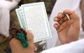 مسلمون يصلون على جبل الرحمة في سهول عرفات