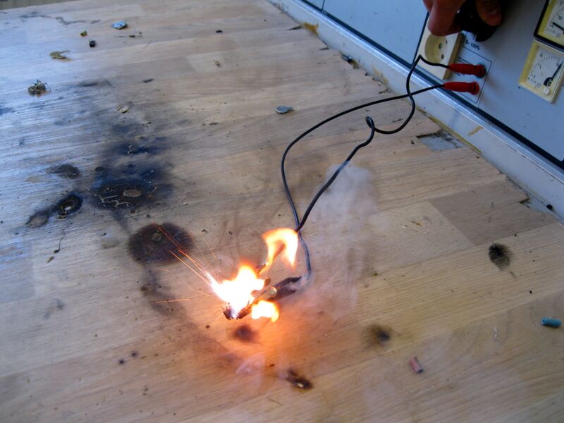 ملف:Integrated circuit explodes.jpg