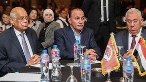 إبراهيم العرجاني (وسط) وعلي عبد العال (يسار) من اجتماع تمهيدي لتأسيس حزب كيان مصر 3 ديسمبر 2024