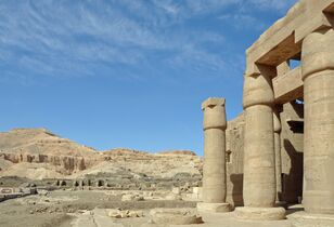 الرمسيوم والمنطقة المجاورة.