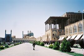 واجهة خارجية أُخرى للقصر، مع مسجد شاه في الخلف.
