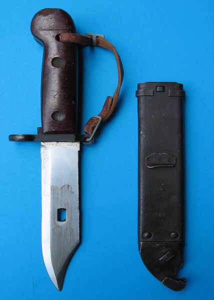 ملف:Ak-47-bayonets.jpg