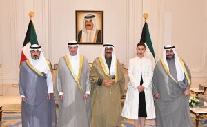 الزين الصباح بعد تأدية اليمين الدستوري مع مشعل أحمد الجابر الصباح ووزير الخارجية الشيخ سالم العبدالله الجابر