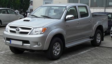Toyota Hilux Double Cab 3.0 D-4D front.jpg