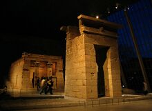معبد دندور ليلاً.