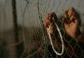 ألف حاج فلسطيني يحملون المسبحة ينتظرون السماح لهم بلمرور عبر معبر رفح الحدودي لتأدية فريضة الحج