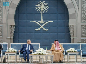 وزير الخارجية السوري فيصل المقداد ونائب وزير الخارجية السعودي وليد الخريجي (جدة 12 أبريل 2023)
