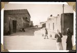رجل يحمل الماء في مدينة الكويت في عام 1950.
