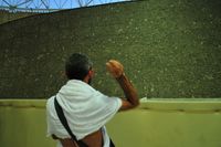 حاج يرمي الجمرات على جسرات الجمرات الجديد.