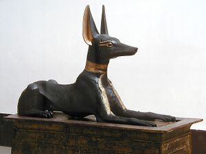 تمثال أنوبيس، الوصي على العالم السفلي، من قبر توت عنخ آمون.