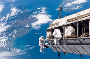 STS-116 spacewalk 1.jpg