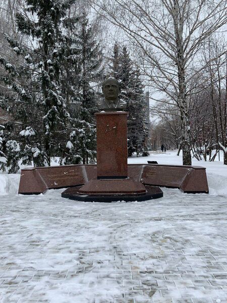 ملف:Памятник Н.В. Лемаеву.jpg