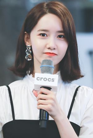180403 크록스 라이트라이드 런칭행사 윤아 02.jpg