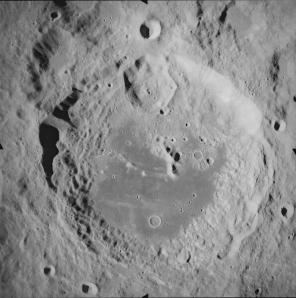 ملف:Aitken crater AS17-M-0341.jpg