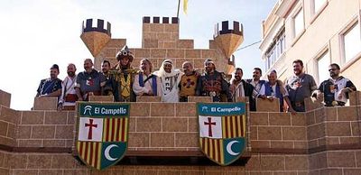 بعد نهاية العيد، ممثلو المسيحيين والمسلمين يقفون معاً لأخذ صورة تذكارية. بلدة إل كامپلو.