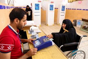 ناخبة تدلي بصوتها في الانتخابات العراقية.jpg