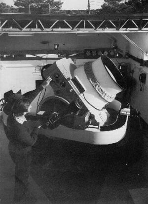 كاميرا كبيرة، ورجل يقف بجانبها للمقارنة