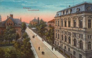 بطاقة بريدية لعام 1916 تُظهر شارع الجامعة في إرلانگن