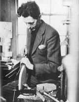 جورج أورويل يعمل بيديه