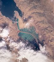 برك تبخير الملح الأردنية والإسرائيلية عند الطرف الجنوبي من البحر الميت.