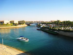 بحيرة مارينا في الصيف.
