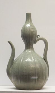 Verseuse en forme de double gourde. Décor incrusté sous couverte céladon. Goryeo (918-1392), قالب:XIIe-قالب:XIIIe. Corée