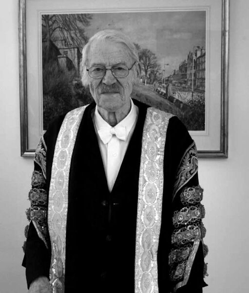 ملف:Kenneth James Dover.jpg