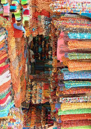 دكان لبيع الخرز بمدينة الصويرة بالمغرب