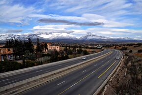La vue la plus spectaculaire depuis l'autoroute Est Ouest Bouira Algérie.jpg
