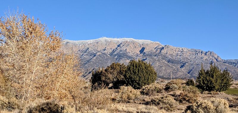 ملف:Sandia Crest with snow.jpg