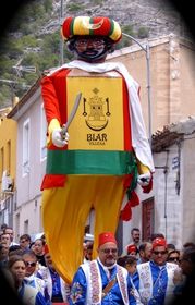 دمية ماهوما، الممثلة للمسلمين، تسير في شوارع بلدة بيار في طريقها لاعتلاء القلعة وتتويجها بعد استيلاء المسلمين عليها.