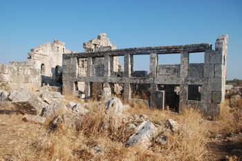 ڤيلا بيزنطية في باريشا، وأعمدة الشرفة بالمقدمة. إلى اليسار: جمالون الكنيسة.