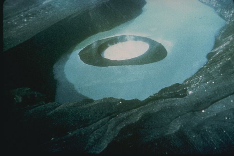 ملف:Taal volcano crater.jpg