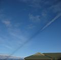 Decaying contrail spread by upper winds until it looks like سحب قزع، مانشستر، إنگلترة، 13 مايو 201