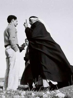 إبراهيم محمد النجار، مختار بلدة خزاعة، يهدد ويجادل ضابط الهدنة الإسرائيلى أبراهام شاكارزر على أطراف خزاعة بعد توقيع اتفاقية التعايش (22 مارس 1950