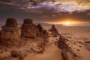 الغروب في سلسلة جبال تسيلي ن آجر، الصحراء الكبرى، جنوب شرق الجزائر.