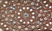 عينة من الزخرفة المعشقة بالمنبر