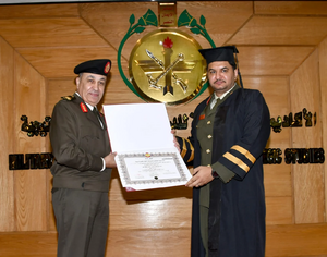 صدام حفتر (يمين) يتسلم شهادة الدكتوراه بالعلوم العسكرية 7 مارس 2024