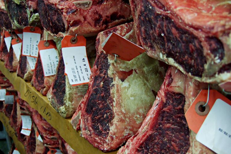 ملف:Dry-aging beef.jpg