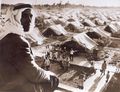 فلسطيني يشاهد مدرسة في أحد مخيميات اللاجئين عام 1948.