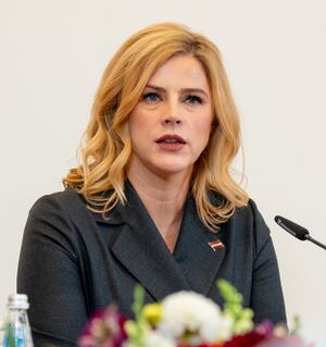 Jaunievēlētās Ministru prezidentes Evikas Siliņas preses konference (cropped).jpg