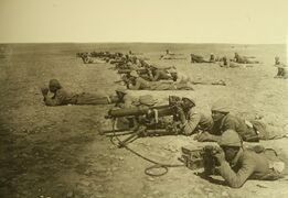 جنود عثمانيون يحملون مدفعًا رشاشًا.