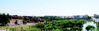 تزحف المدينة الجديدة في قشغر لتلتهم المدينة القديمة، فلا تبقي على عاداتها، وناسها، وتقاليدها، وقيمها، بل وتعيد توزيع ديموجرافية سكانها.