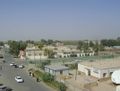 منازل بالقرب من النهر.