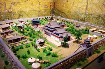 Maidari Juu temple fortress (美岱召; měidài zhào) بناها ألطان خان in 1575 بالقرب من باوتو
