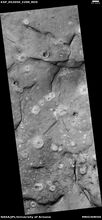 منظر واسع لحقل البراكين الطينية، كما تم تصويره بواسطة HiRISE ضمن برنامج HiWish.